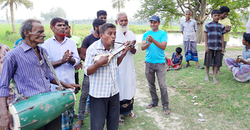 গান গেয়ে সংসার চলে জন্মান্ধ অছিমের