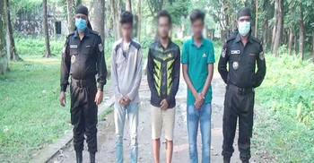 অস্ত্রসহ কিশোর গ্যাংয়ের ৩ সদস্য আটক