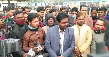 অনিয়মের অভিযোগে বর্তমান মেয়রের ভোট বর্জন