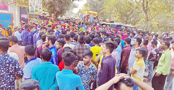 শ্রীপুরে বকেয়া বেতন-ভাতার দাবিতে সড়ক অবরোধ