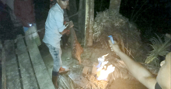 মাদারীপুরে নলকূপ বসাতে গিয়ে বের হচ্ছে গ্যাস, দুদিনেও নেভেনি আগুন