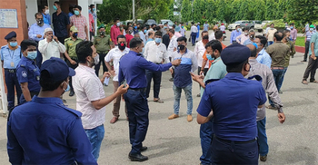 বোনাস বন্ধের প্রতিবাদে গ্যাস ফিল্ডের কার্যালয়ে বিক্ষোভ