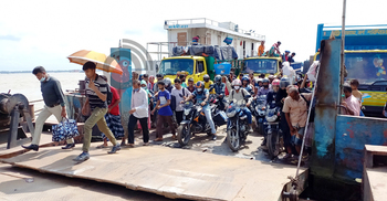 দৌলতদিয়ায় স্বস্তিতে ঘাট পারাপার