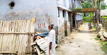 সরকারি ভবনের কলাপসিবল গেট মিলল ভাঙারির দোকানে