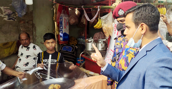 ইজতেমার পাশে বাসি খাবার বিক্রি করায় জরিমানা