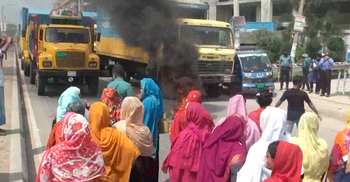ছাঁটাইয়ের প্রতিবাদে সড়কে নেমে বিক্ষোভ করলেন শ্রমিকরা