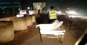 সবার অনীহা দেখে নিজেই ভ্যান চালিয়ে লাশ থানায় নিলেন কনস্টেবল