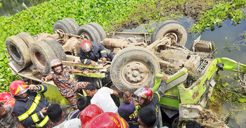 গাজীপুরে মিক্সারবাহী ট্রাক উল্টে রংমিস্ত্রি নিহত