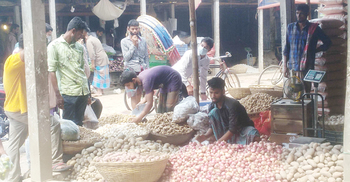 করোনার প্রভাবে ৩৫ টাকার পেঁয়াজ ৮০ টাকা