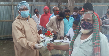 ১০ হাজার পরিবারকে ৫০ লাখ টাকা দিলেন মেয়র