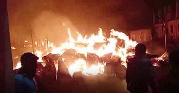 আগুনে পুড়ল ১০ ঝুটের গুদাম