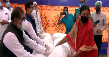 ৬০ হাজার পরিবারকে খাবার দিলেন গাজীপুর সিটি মেয়র
