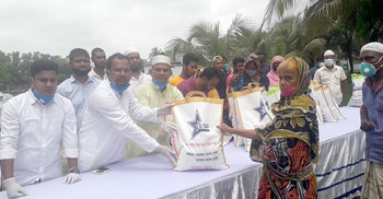 গাজীপুরে পাঁচ শতাধিক পরিবারের মাঝে খাদ্যসামগ্রী বিতরণ