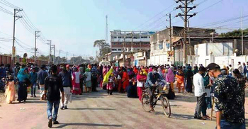 বকেয়া বেতনের দাবিতে গাজীপুরে সড়ক অবরোধ