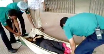 রাস্তার পাশে পড়ে থাকা বৃদ্ধাকে হাসপাতালে নিল পুলিশ