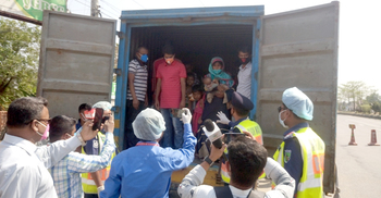 কাভার্ডভ্যান থেকে একে একে যাত্রী নামিয়ে আনল পুলিশ