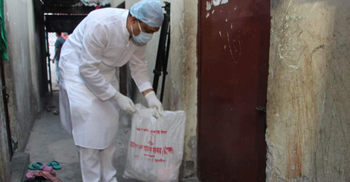 ভোরে ঘুম থেকে উঠে দেখলেন দরজার সামনে খাদ্যের বস্তা