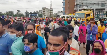 গাজীপুরে পোশাক শ্রমিকদের বিক্ষোভ, মহাসড়ক অবরোধ