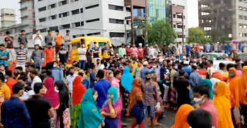 গাজীপুরে বেতনের দাবিতে লকডাউন ভেঙে সড়কে পোশাক শ্রমিকরা