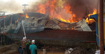 ৫ ঘণ্টায়ও নিভেনি গাজীপুরে তুলার গুদামের আগুন