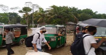 বৃষ্টি মাথায় নিয়েই ঘরমুখো মানুষের ঈদযাত্রা