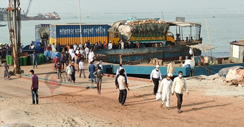 শিমুলিয়া-বাংলাবাজার নৌরুটে কমেছে মানুষের চাপ