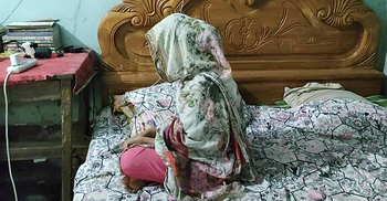 বিয়ের দাবিতে তৃতীয়বার প্রেমিকের বাড়িতে কিশোরীর অনশন