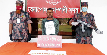 কোমরের বেল্টে কোটি টাকার স্বর্ণ