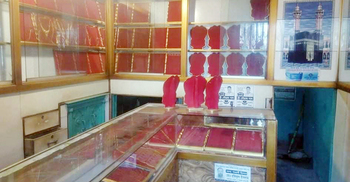 পাশের দোকানের টিনের চালা কেটে স্বর্ণের দোকানে দুঃসাহসিক চুরি