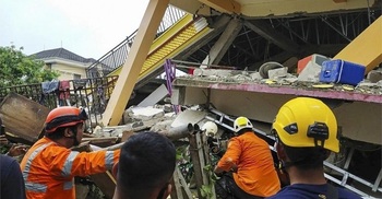Indonesia searches rubble for earthquake survivors