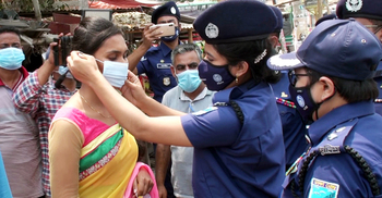 জনসাধারণকে মাস্ক পরিয়ে দিচ্ছেন গোপালগঞ্জের পুলিশ সুপার
