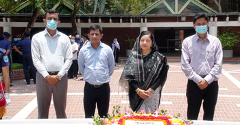 টুঙ্গিপাড়ায় পদোন্নতিপ্রাপ্ত সচিব-উপ পুলিশ মহাপরিদর্শকের শ্রদ্ধা