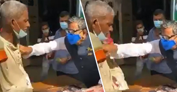 ত্রাণ নিতে আসা বৃদ্ধকে ঘুষি মারলেন কাদের মির্জা, ভিডিও ভাইরাল