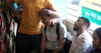 বেড়াতে বের হয়ে সড়কে প্রাণ গেল দুই বন্ধুর