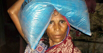 ডিসির পাঠানো ত্রাণের বস্তা দেখে কাঁদলেন বিধবা