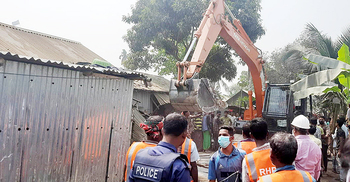 অবৈধ স্থাপনা উচ্ছেদকালে হামলা, বুলডোজার ভাঙচুর