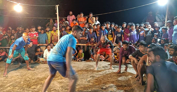 মধ্যরাতের হাডুডু খেলায় দর্শকের ঢল