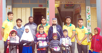 টিফিনের টাকা বাঁচিয়ে খুদে শিক্ষার্থীদের শিক্ষা উপকরণ বিতরণ