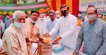 ১১ হাজার মানুষকে খাদ্যসামগ্রী দিলেন হানিফ