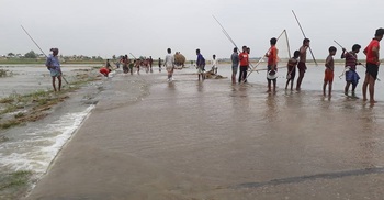 বাঁধ কেটে দেওয়ার অভিযোগে দুই আ’লীগ নেতার বিরুদ্ধে মামলা