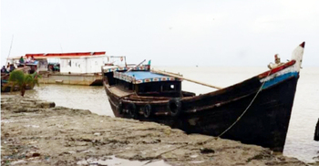 হাতিয়ায় সঙ্গে সারা দেশের নৌ যোগাযোগ বন্ধ
