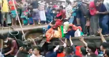 হাতিয়ায় জীবনবাজি রেখে ট্রলারে ওঠার ভিডিও ভাইরাল