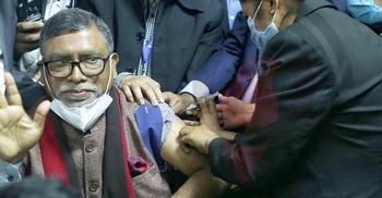 Health Minister receives coronavirus vaccine