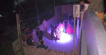 গান-বাজনা বাজিয়ে নতুন বছরকে স্বাগত