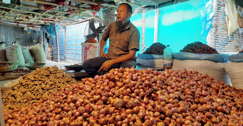 বেড়েছে সরবরাহ, হিলিতে কমেছে পেঁয়াজের দাম