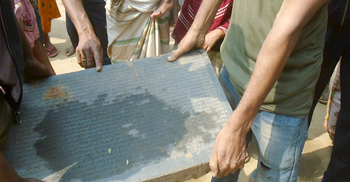 কবরস্থানের জন্য মাটি খননকালে উঠে এলো ৪৬ কেজির কষ্টিপাথর