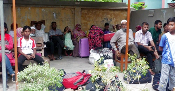 দুর্গাপূজায় হিলি চেকপোস্টে বেড়েছে যাত্রীর চাপ