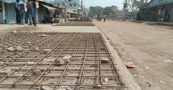 হিলি সড়কের নির্মাণকাজ বন্ধ, উধাও ঠিকাদার