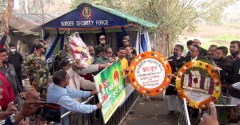 হিলি সীমান্তের শূন্যরেখায় অস্থায়ী বেদীতে ভাষাশহীদদের শ্রদ্ধা