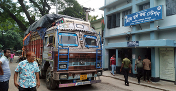 ৮ মাস পর হিলি বন্দর দিয়ে চাল আমদানি শুরু